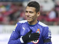 Héctor Moreno laat aan de fans weten dat hij trots is om voor Espanyol te spelen. Voor de competitiewedstrijd tegen Sevilla legt de Mexciaan met een glimlach de hand op het embleem. (01-02-2015)