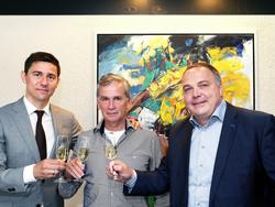 Darije Kalezić (l.) wordt gepresenteerd als nieuwe trainer van Roda JC Kerkrade door technisch directeur Louis Coolen (m.) en directeur Wim Collard (r.). (12-06-2015)