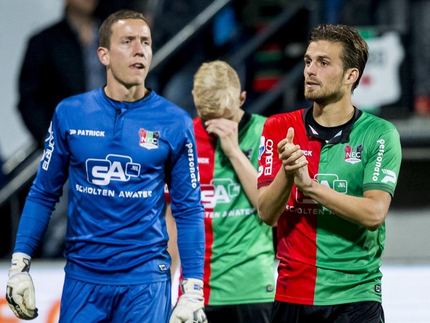 Christian Santos (r.) en Hannes Halldórsson (l.) bedanken het publiek na afloop van het competitieduel NEC Nijmegen - ADO Den Haag. (03-10-2015)