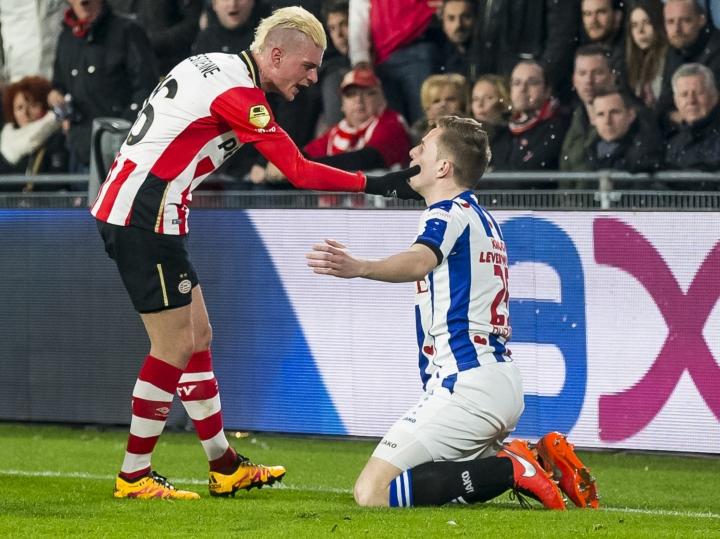 Maxime Lestienne (l.) heeft het aan de stok met debutant Willem Huizing tijdens de competitiewedstrijd PSV - sc Heerenveen. (12-03-2016)