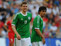 Mats Hummels (r.) pflichtet seinem ehemaligen Mannschaftskollegen Per Mertesacker bei