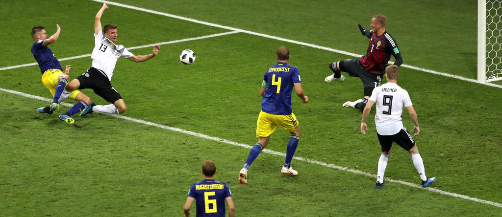 Thomas Müller geht im Strafraum der Schweden zu Fall