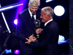 Wenger le entregó el premio a Deschamps. (Foto: Getty)