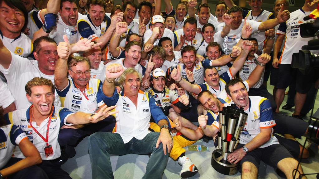 Die Renault-Crew um Flavio Briatore (M.) bejubelt den Sieg von Fernando Alonso