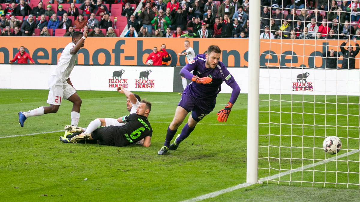 Hannovers Keeper Esser musste drei Mal hinter sich greifen Hannovers Keeper Esser musste drei Mal hinter sich greifen