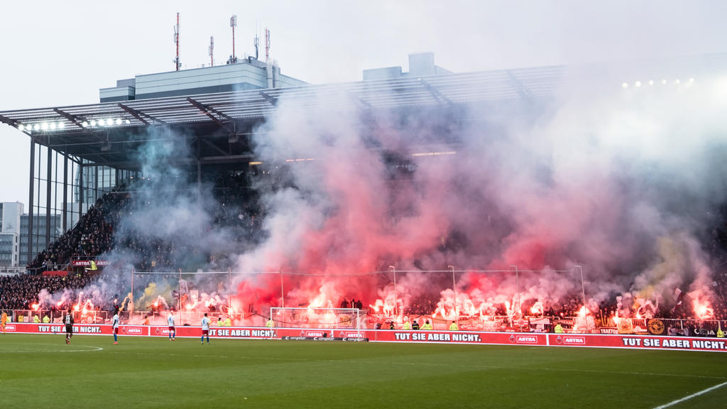 Mächtig Rauch und Feuer im Block des FC St. Pauli