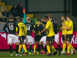 Vlak voor de rust van de wedstrijd VVV-Venlo - FC Eindhoven slaat de vlam in de pan. Fries Deschilder (#14) krijgt een rode kaart na een opstootje. (16-12-2016)