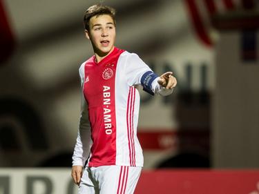 Carel Eiting geeft aanwijzingen als aanvoerder tijdens het duel tussen Ajax A1 en Juventus A1 in de Youth League. (07-02-2017)