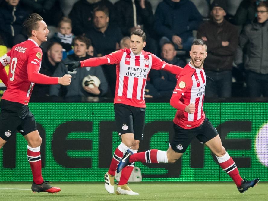 Bart Ramselaar (r.) loopt juichend weg nadat hij PSV op voorsprong heeft gezet bij Heracles Almelo. (28-01-2017)