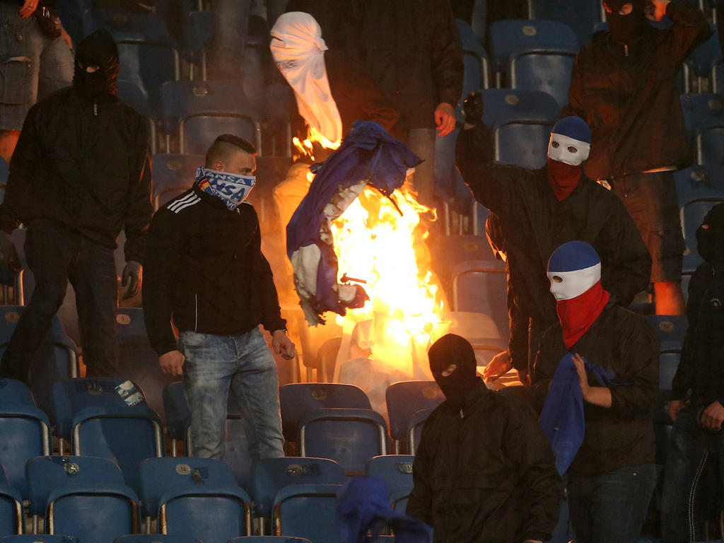 Anhänger von Hansa Rostock verbrennen Fahnen von Hertha BSC