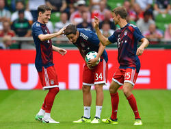 Marco Friedl (Mitte) darf sich Hoffnungen auf einen Einsatz bei den Bayern machen