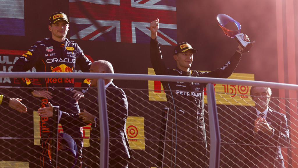 Verstappen-auf-dem-Podium-ausgepfiffen
