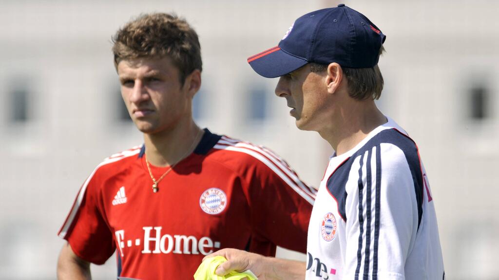Jürgen Klinsmann (r.) verhalf Thomas Müller einst zu seinem Bundesliga-Debüt Jürgen Klinsmann (r.) verhalf Thomas Müller einst zu seinem Bundesliga-Debüt