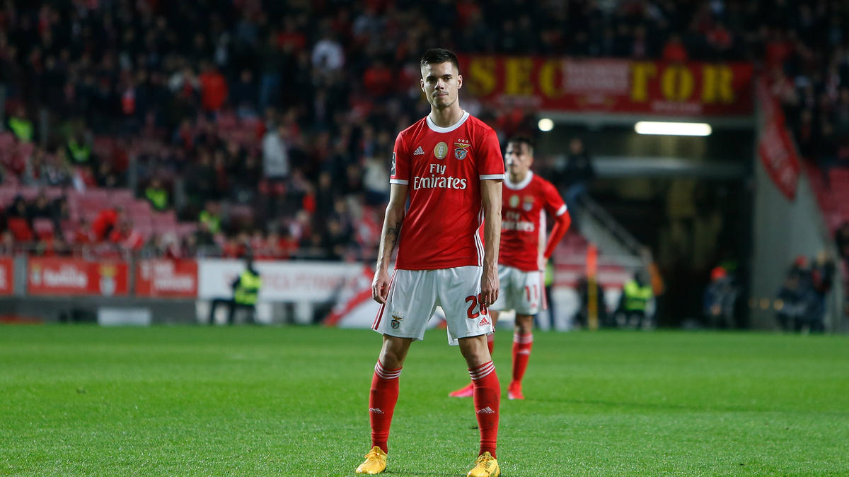 Für Julian Weigl könnte das Kapitel Benfica bald zu Ende sein Für Julian Weigl könnte das Kapitel Benfica bald zu Ende sein