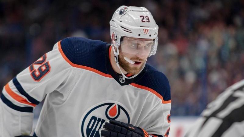 Leon Draisaitl von den Edmonton Oilers in Aktion Leon Draisaitl von den Edmonton Oilers in Aktion