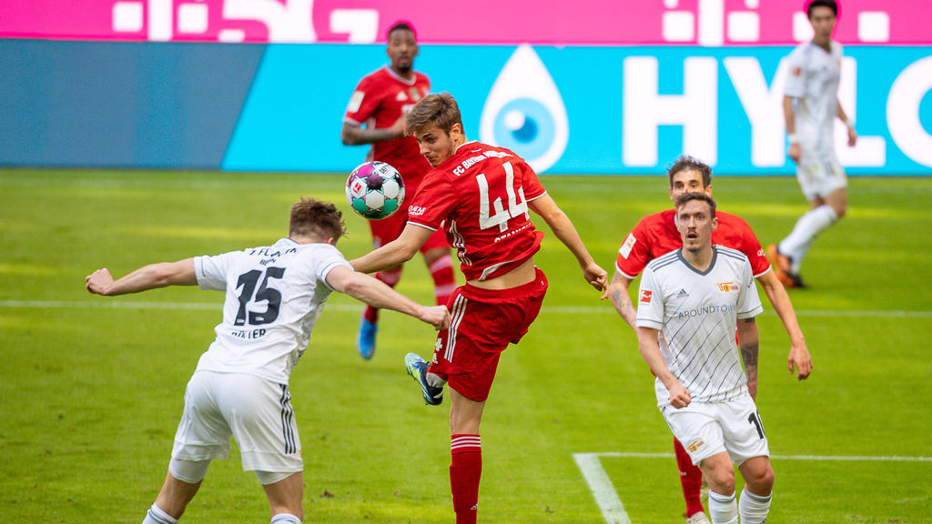 Josip Stanisic (M.) bei seinem Bundesliga-Debüt für den FC Bayern gegen Union Berlin