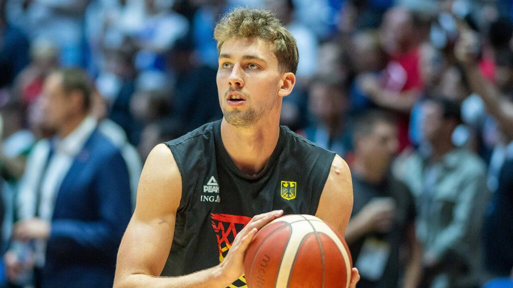 Moritz Wagner und US-Center Anthony Davis unter dem Korb.