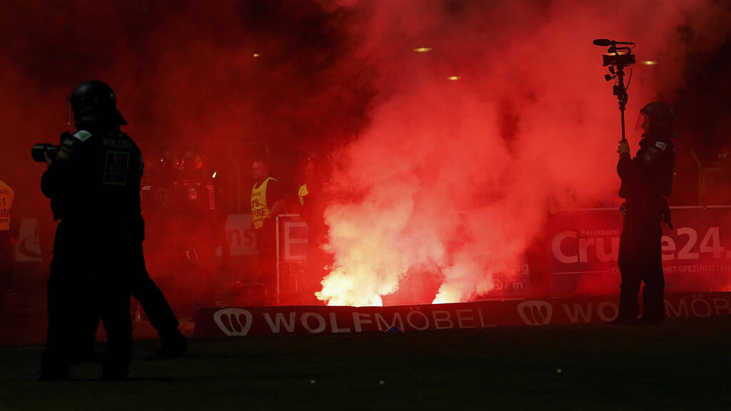 Fans der Würzburger Kickers sorgten für chaotische Szenen beim Regionalliga-Spiel in Schweinfurt Fans der Würzburger Kickers sorgten für chaotische Szenen beim Regionalliga-Spiel in Schweinfurt