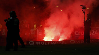 Fans der Würzburger Kickers sorgten für chaotische Szenen beim Regionalliga-Spiel in Schweinfurt