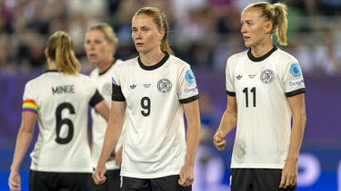 Sjoeke Nüsken (l.) ist die neue stellvertretende Kapitänin