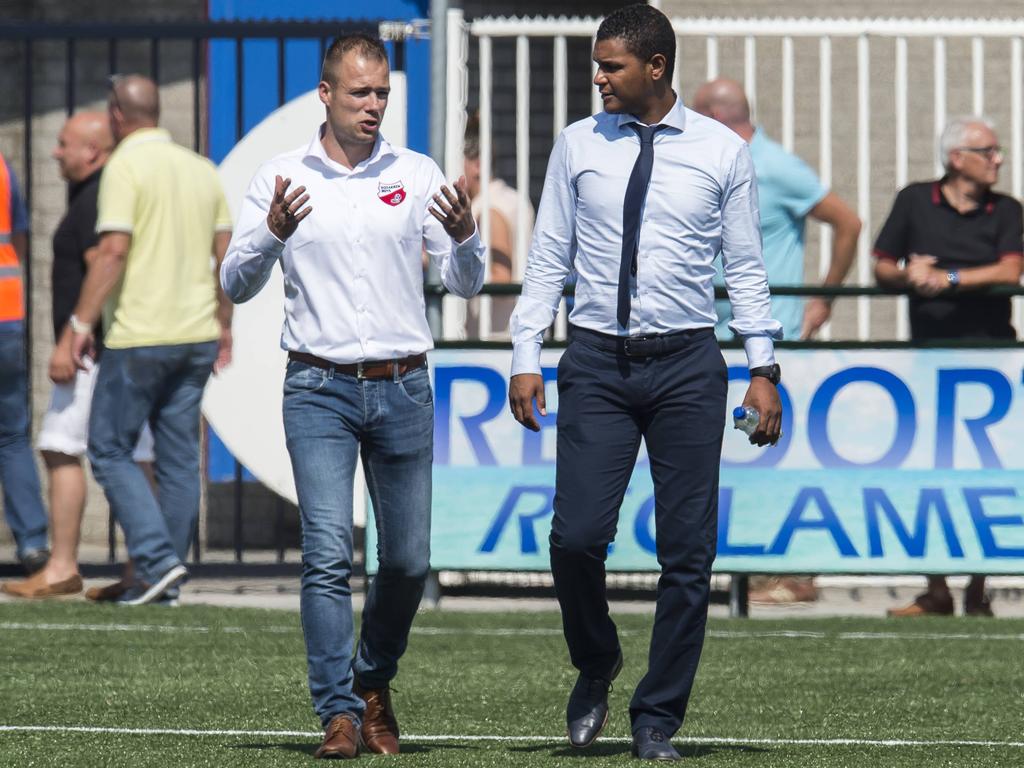 Kozakken Boys-assistent Danny Buijs (l.) en RVVH-trainer Giovanni Franken hebben veel te besprekend voorafgaand aan het competitieduel RVVH - Kozakken Boys. (22-08-2015)