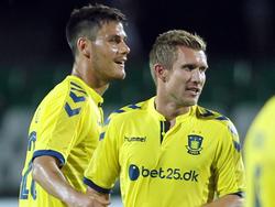 Dario Dumić (l.) zoekt contact met Martin Albrechtsen, die in de tweede voorronde van de Europa League heeft gescoord tegen PFC Beroe. (16-07-2015)