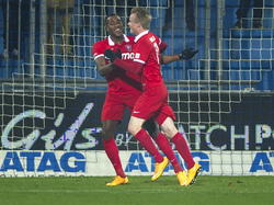Felitciano Zschusschen (l.) viert samen met doelpuntenmaker Merlin Schütte de voorsprong van Jong FC Twente tegen De Graafschap. (06-12-2014). 