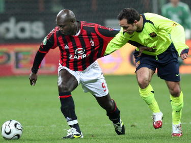 George Weah (l.) verschijnt weer in het shirt van AC Milan tijdens de afscheidswedstrijd van Demetrio Albertini. (16-03-2006)