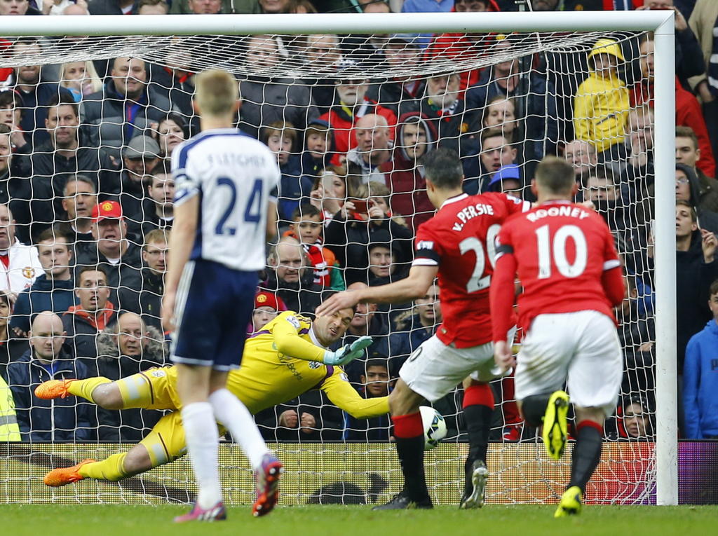 V.l.n.r: Darren Fletcher, Boaz Myhill, Robin van Persie en Wayne Rooney. De Nederlander mag aanleggen voor een penalty tegen West Bromwich Albion, maar doelman Myhill kiest de goede hoek. (02-05-2015)