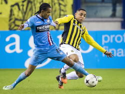 Willem II-speler Jerson Cabral (l.) in duel met Vitesse-speler Wallace Oliviera dos Santos (r.). (14-02-2015)