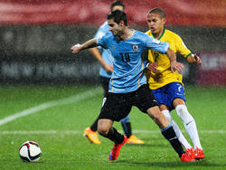 Op het WK Onder 20 Jaar in Nieuw-Zeeland houdt Uruguayaan Gastón Pereiro (l.) Braziliaan Marcos Guilherme van zich af. (11-06-2015)
