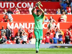 Sergio Romero bedankt het publiek na afloop van het competitieduel Manchester United - Tottenham Hotspur. (08-08-2015)