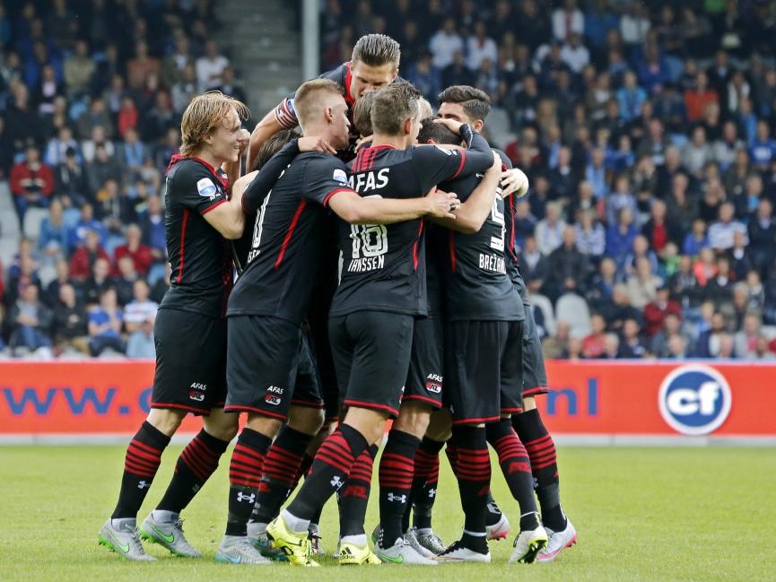 De spelers van AZ vieren gezamenlijk de openingstreffer in de wedstrijd tegen De Graafschap. (12-09-2015)