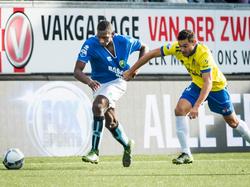 Xander Houtkoop (r.) trekt in een poging om mee te verdedigen het shirt van Dion Malone zo goed als uit tijdens het competitieduel SC Cambuur - ADO Den Haag. (25-10-2015)