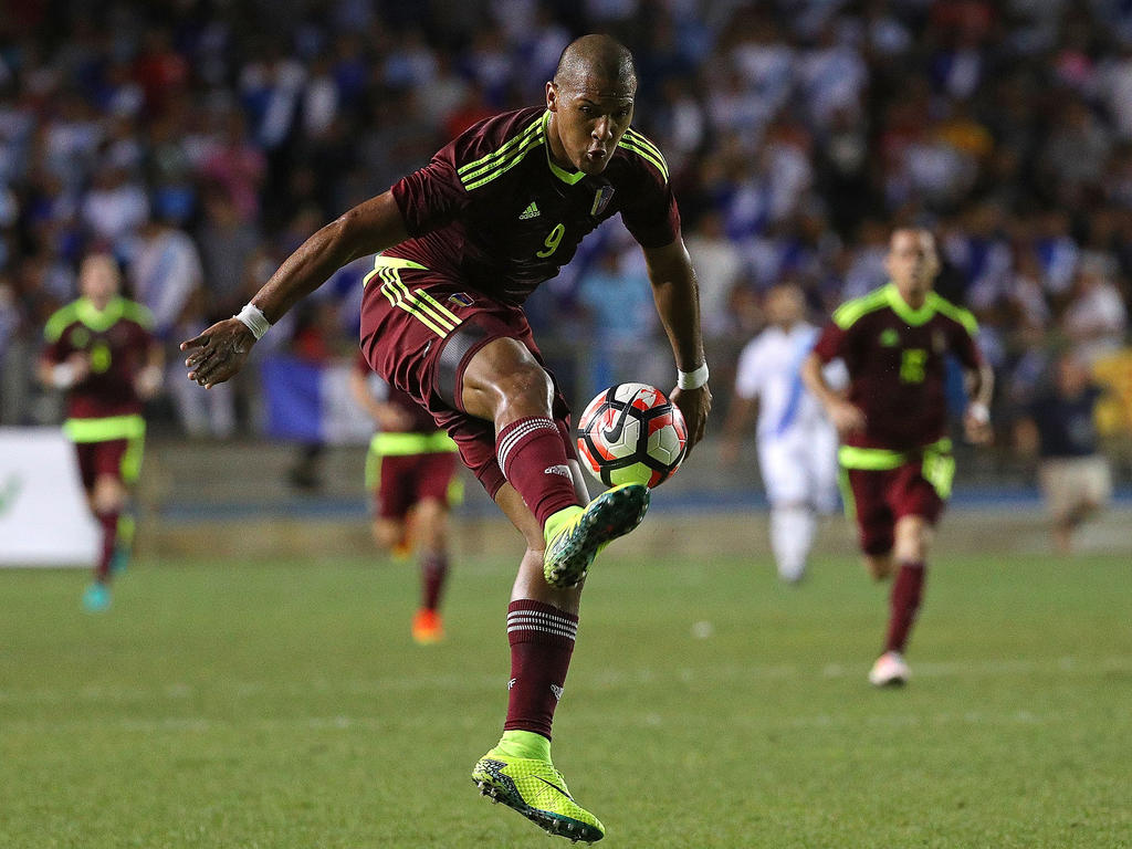 Rondón controla un balón durante el duelo frente a Guatemala. (Foto: Getty)