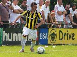 Arshak Koryan heeft de bal tijdens het oefenduel Vitesse - KV Oostende (04-07-2015).