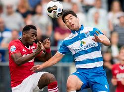 Anass Achahbar (r.) wint het kopduel van Ridgeciano Haps (l.) tijdens de wedstrijd PEC Zwolle - AZ. De thuisploeg kan door het gewonnen kopduel denken aan aanvallen. (18-09-2016)