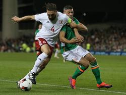 Guram Kashia (l.) trekt zich weinig aan van Jon Walters (r.) tijdens de kwalificatiewedstrijd tussen Georgië en Ierland. (06-10-2016)