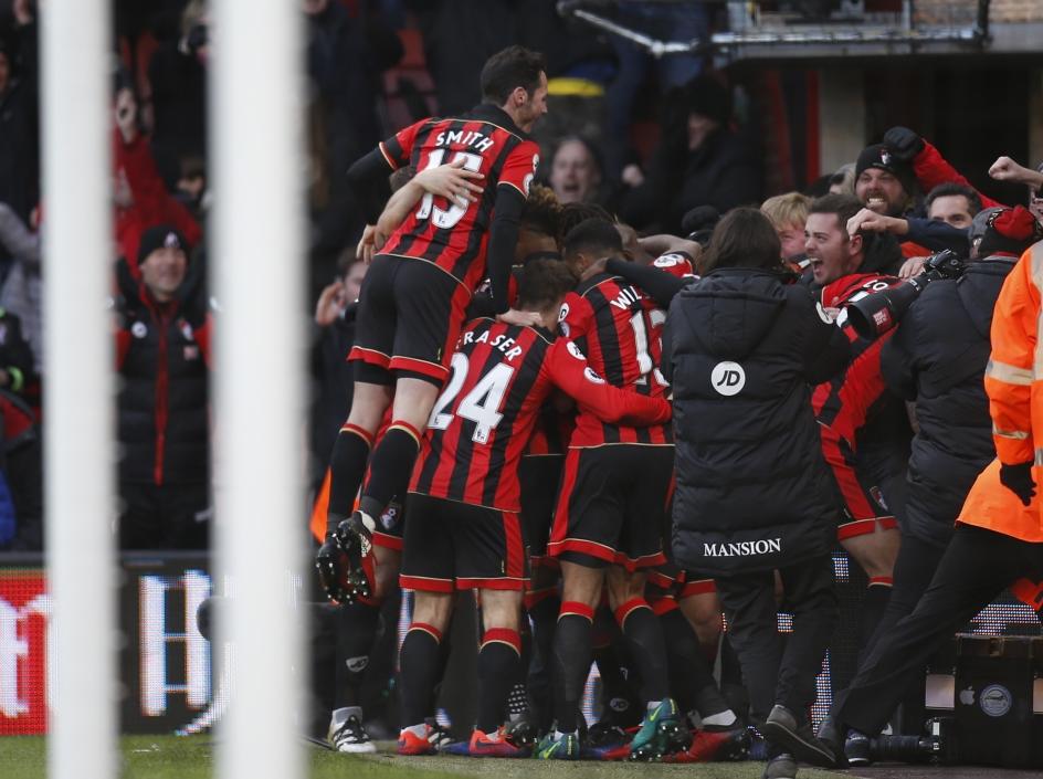 De spelers van Bournemouth zijn door het dolle heen na het winnende doelpunt van Nathan Aké tegen Liverpool. (04-12-2016)