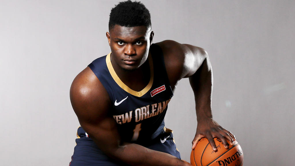 Zion Williamson steht im ersten NBA-Spiel der Saison 2019/20 auf dem Parkett Zion Williamson steht im ersten NBA-Spiel der Saison 2019/20 auf dem Parkett