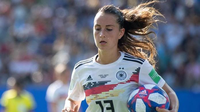 Sara Däbritz spielt jetzt für Paris Saint-Germain Sara Däbritz spielt jetzt für Paris Saint-Germain
