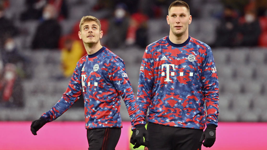 Josip Stanisic (l.) fehlt dem FC Bayern mehrere Wochen