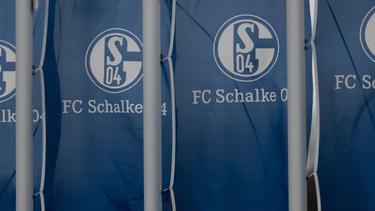 Fahnen mit dem Logo des FC Schalke 04. Foto: Fabian Strauch/dpa
