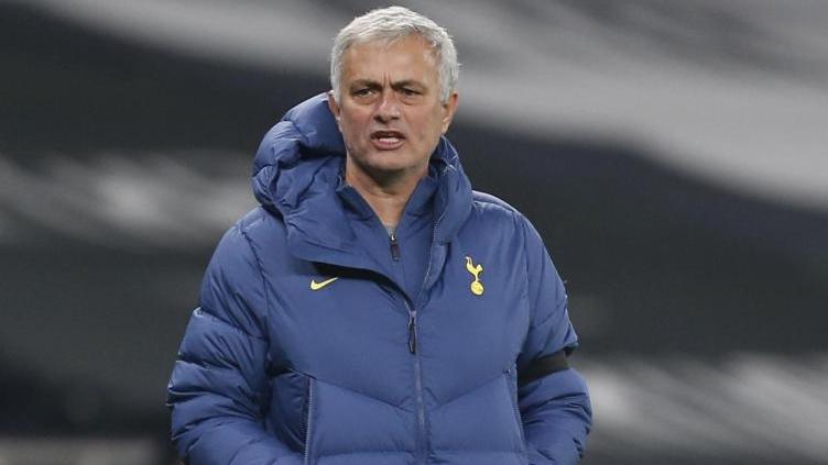 José Mourinho bleibt mit den Tottenham Hotspur vorerst an der Tabellenspitze José Mourinho bleibt mit den Tottenham Hotspur vorerst an der Tabellenspitze