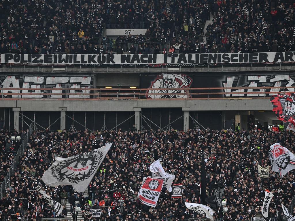 Frankfurts Ultras haben vor dem Spiel ein Plakat mit der Aufschrift 