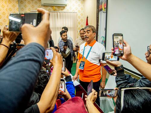 Broto Happy Wondomisnowo (M), Sprecher des indonesischen Badmintonverbandes, beantwortet Fragen nach einer Pressekonferenz