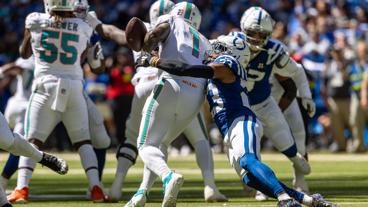 Tua Tagovailoa (l.) hatte gegen die Colts große Probleme