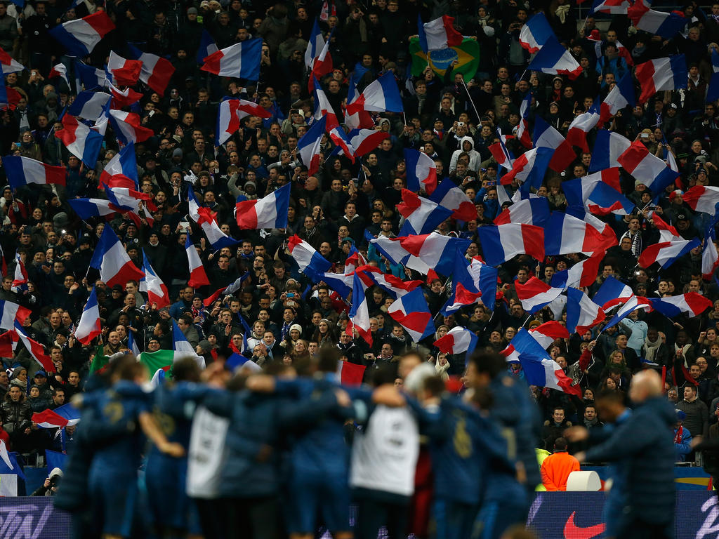 Die französische Mannschaft feiert vor dem Fahnenmeer ihrer Fans