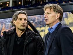 Vitesse-trainer Rob Maas (l.) en Excelsior-trainer Alfons Groenendijk (r.) hebben een onderonsje voorafgaand aan het competitieduel tussen Vitesse en Excelsior. (30-01-2016)
