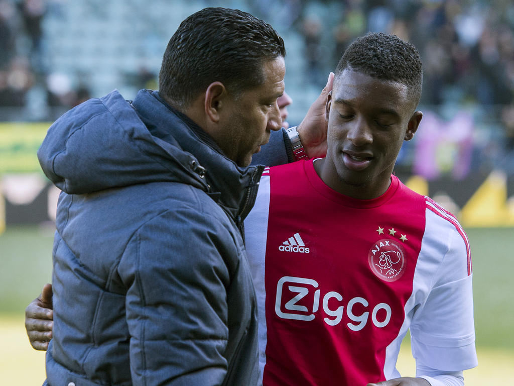 ADO Den Haag-trainer Henk Fraser (l.) zoekt na afloop van het duel met Ajax Riechedly Bazoer op, die gedurende de wedstrijd door een deel van de ADO-aanhang continu racistisch bejegend werd. (17-01-2016)